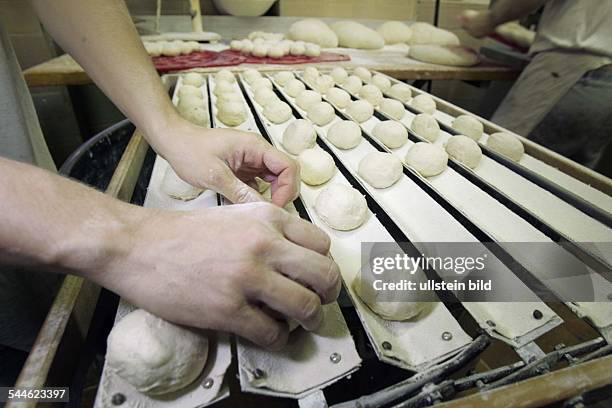 Deutschland, Berlin - Bäcker. Backstube von Bäcker Lau im Prenzlauer Berg. Schrippen backen