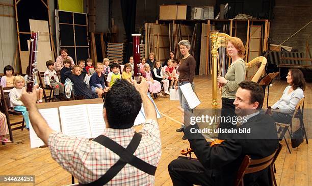 Deutschland, Berlin - Klassik is' Cool an der Deutsche Oper. Instrumentenvorstellung fuer die Kitas am Lietzensee und die Droysen-Maeuse. Flötistin...