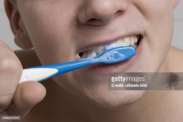 Zahnpflege, Zahngesundheit, Junge beim Zaehneputzen