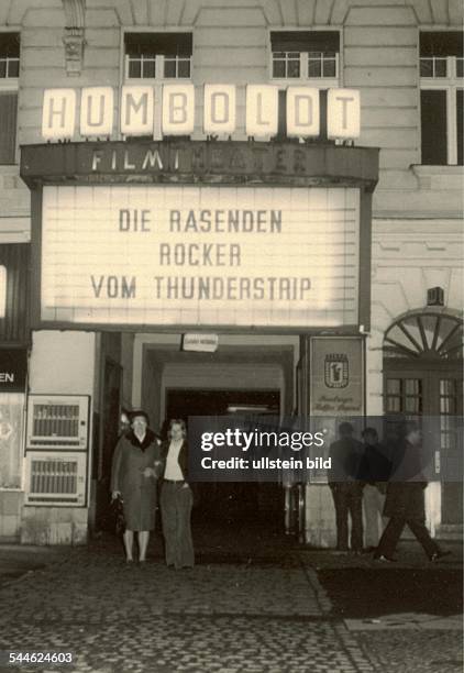 Deutschland, Berlin-Wedding - Eingang zum Kino Humboldt-Lichspielen in der Badstrasse, mit der Ankündigungs des Films "Die rasenden Rocker vom...