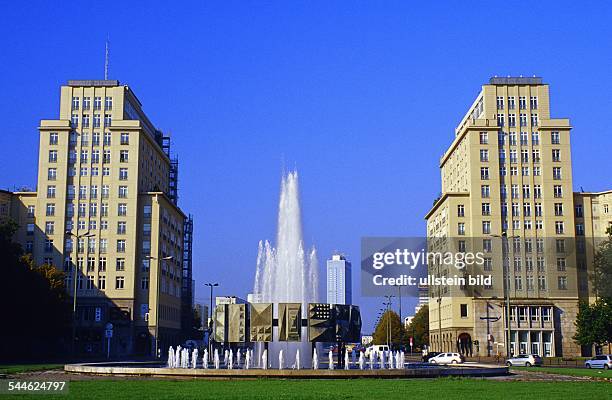 Deutschland, Berlin - FriedrichshainStrausberger Platz mit dem Springbrunnen von Fritz Kühn - 2005