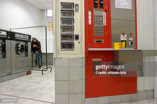 Deutschland, Hamburg - Winterhude, Waschsalon. Automat mit Münzeinwurf für Waschmittel