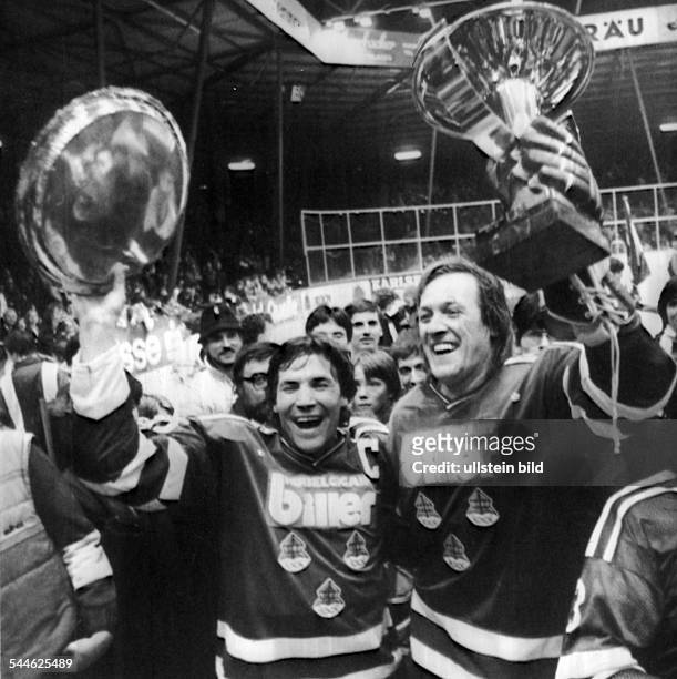 Deutscher Eishockeymeister1983: Eishockeyspieler Erich Kühnhackl und Alois Schloder vom EV Landshut jubeln über die deutsche Eishockey-Meisterschaft....