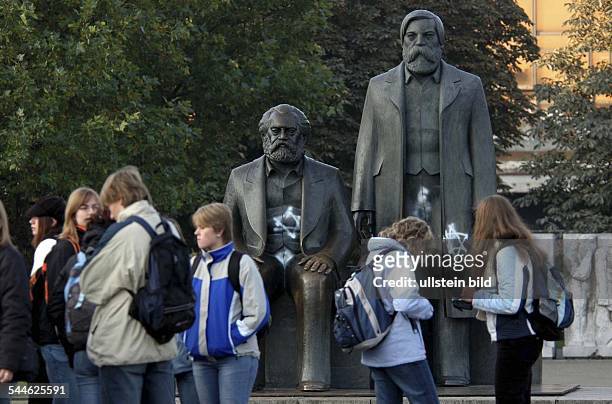 Antisemitische Schmierereien in Berlin: Sam Marx-Engels-Denkmal im Marx-Engels-Forum Berlin-Mitte mit Davidssternen beschmiert. Berlin