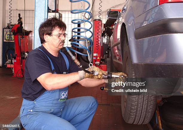 14 Reifenwechsel Tyre Changing Stock Photos, High-Res Pictures, and Images  - Getty Images