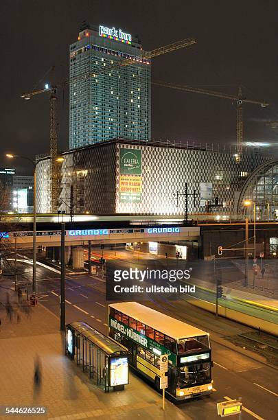 Deutschland, Berlin Mitte :Alexanderplatz , Karl-Liebknecht Strasse mit Bushaltestelle und dem Bus der Linie 100, Galeria Kaufhof, Park Inn Hotel und...
