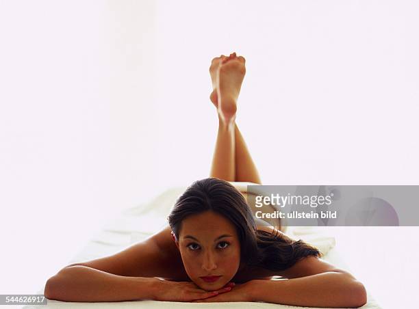 Frau liegt auf dem Bauch auf einer Massagebank