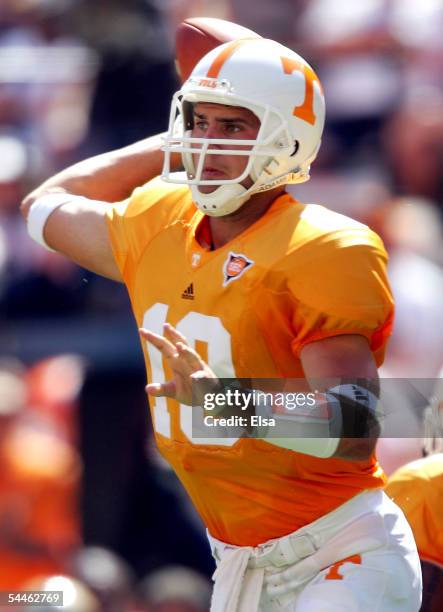 Erik Ainge of Tennessee passes in the second half against UAB on September 3, 2005 at Neyland Stadium in Knoxville, Tennessee. The Volunteers...