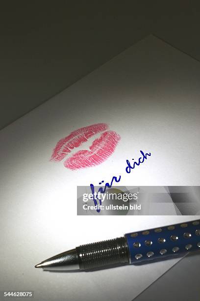 Liebesbrief, Liebeserklärung, Lippenstift Kussmund, Zeile "für dich" und Kugelschreiber
