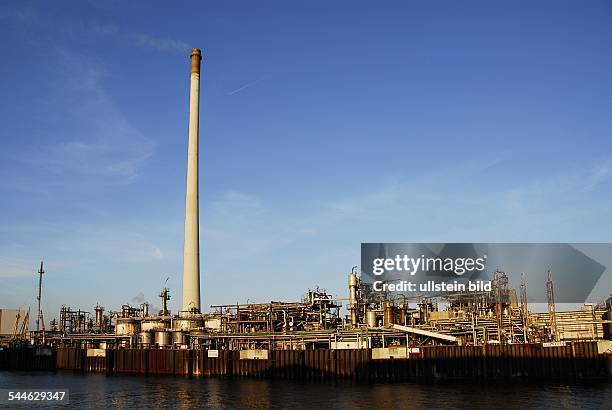 Deutschland, Hamburg Hafen: Raffinerieanlage der RWE DEA AG.
