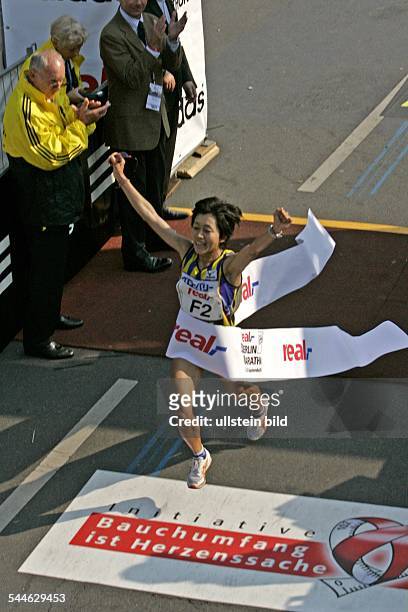 Mizuki Noguchi, Sportlerin, Marathonläuferin, Japan - kommt als Siegerin ins Ziel beim Berlin Marathon