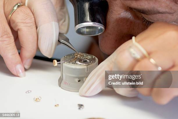 Deutschland, Sachsen, Glashütte - Uhrenherstellung im Werk des Uhrenherstellers A. Lange & Söhne Uhrmacherin monitiert das Schwingssystem