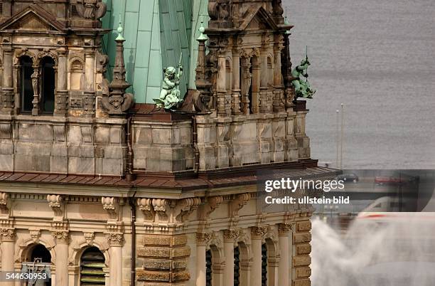 Deutschland, Hamburg Altstadt: Rathausturm mit Binnen- und Aussenalster. Hinter der Gischt der Alsterfontaene faehrt eine ICE-Zug ueber die...