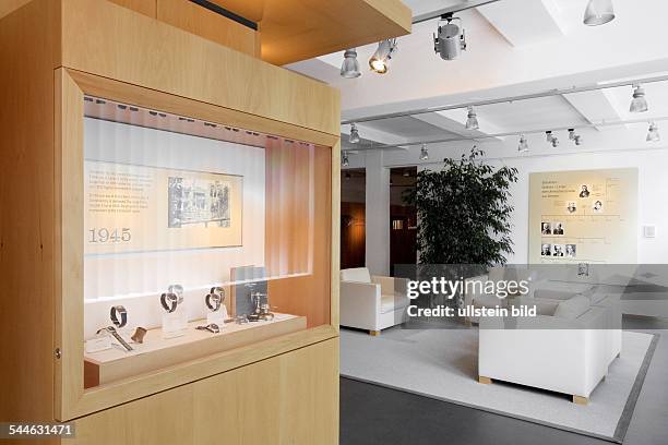 Deutschland, Sachsen, Glashütte - Uhrenherstellung im Werk des Uhrenherstellers A. Lange & Söhne, Showroom im Werk