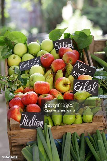 Lebensmittel mit Herkunftsnachweis, Obstkiste mit Äpfeln und Birnen aus verschiedenen Ländern