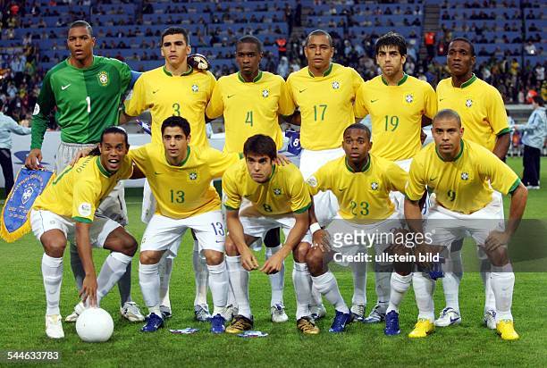 Gruppe F, Dortmund: Brasilien 4- Nationalmannschaft Brasilien vor dem Spielhinten v.l.: Torwart DIDA, LUCIO, JUAN, GILBERTO SILVA, JUNINHO...