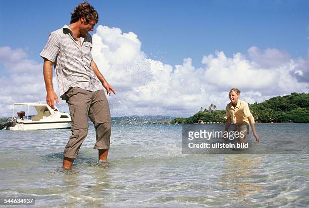 Karibik, Kleine Antillen, Martinique, Paar im Urlaub, junge Frau bespritzt einen jungen Mann mit Wasser- 2004