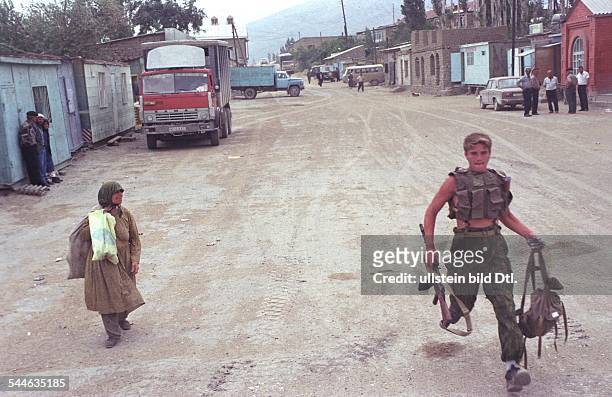 Russland, Tschetschenien - Tschetschenien-Konflikt - russischer Soldat bei einem Einsatz in einer tschetschnischen Kleinstadt - August 2003
