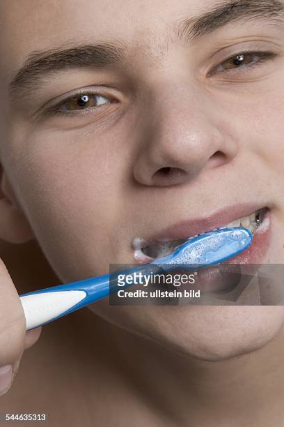 Zahnpflege, Junge beim Zaehneputzen