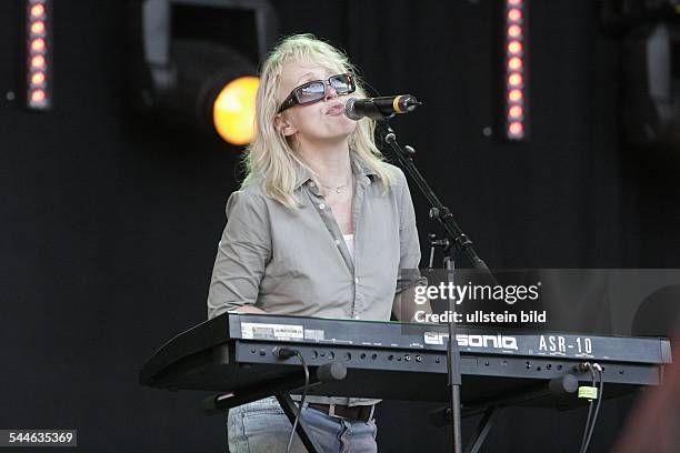 Ich + Ich; Musikgruppe, Popmusik; D - Sängerin und Keyboarderin Annette Humpe - Auftritt bei dem Konzert "Stars for free", Parkbuehne Wuhlheide,...