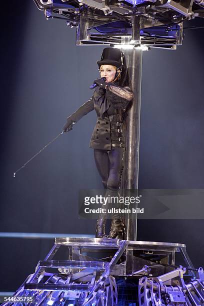 Madonna *eigentlich Madonna Louise Veronica CicconeSaengerin, Schauspielerin, USA- Konzert LTU-Arena Duesseldorf mit der 'Confessions-Tour'
