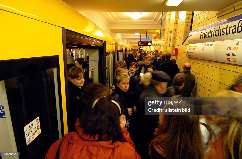 Deutschland, Berlin - Mitte: Gedraenge auf dem Bahnsteig im U-Bahnhof Friedrichstrasse