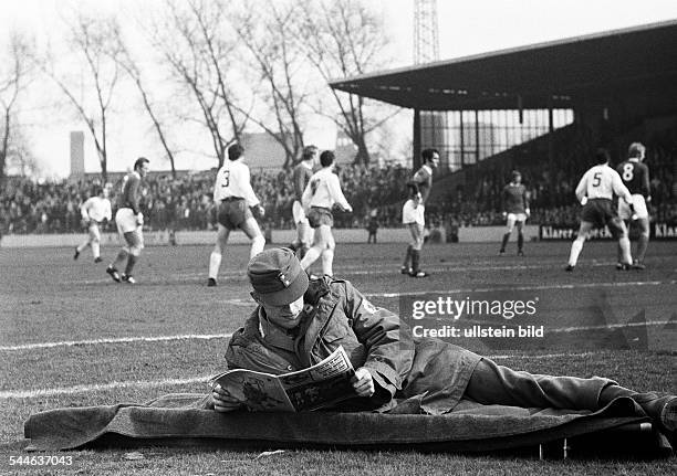 Fussball, 1. Bundesliga 1969-1970, FC Schalke 04 gegen Rot-Weiss Oberhausen 2:2, Stadion Glueckaufkampfbahn- Sanitaeter liegt mit dem Ruecken zum...