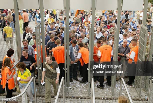 Deutschland, Sachsen, Leipzig: FIFA Konföderationen-Pokal 2005 - Einlaßkontrolle am Zentralstadion