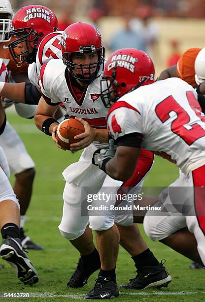 Quarterback Jerry Babb of the Louisiana-Lafayette Rajin' Cajuns hands the ball to Dwight Lindon against the Texas Longhorns on September 3, 2005 at...