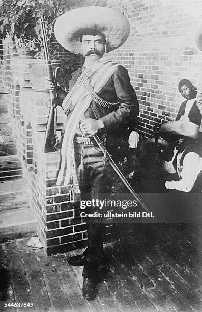 Mexico Revolution 1911-29 Emiliano Zapata Salazar *08.08.1879-+ Revolutionary, Mexico Portrait with sombrero, gun, and rapier during the Mexican...