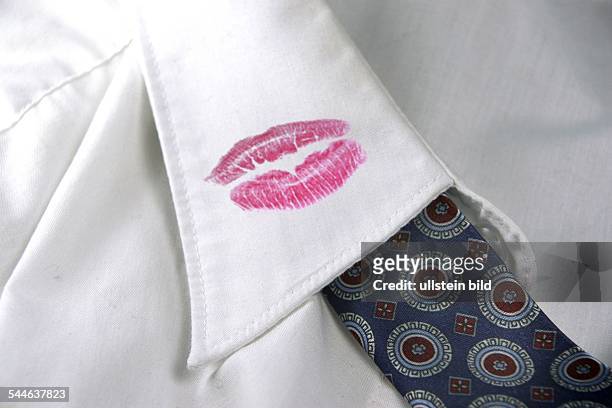 Symbol Liebe, verliebt, Seitensprung, Liebesnacht, Rendezvous, Herrenoberhemd, Hemdkragen mit Lippenstift