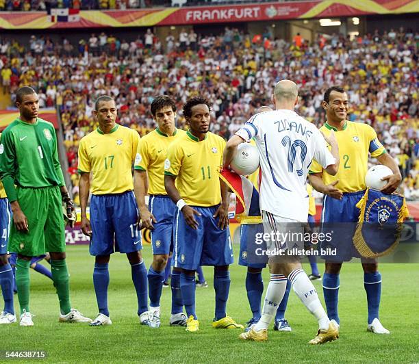 Viertelfinale in Frankfurt a.M.: Brasilien 1- Vor Spielbeginn begruesst Zinedine ZIDANE die brasilianischen Spieler, v.r.: Cafu , Ze Roberto ,...
