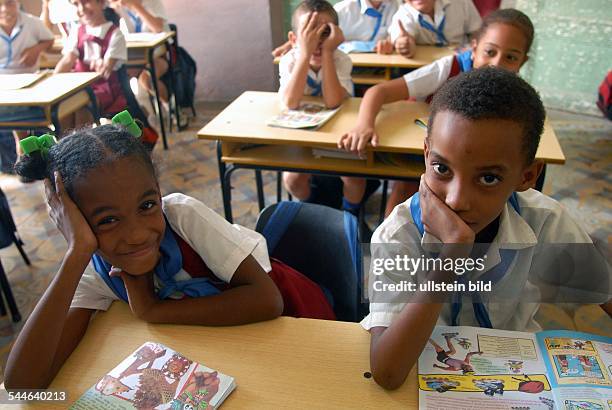 Kuba, Trinidad - Schulkinder in Schuluniform mit Pioniertuch im Unterrichtsraum.