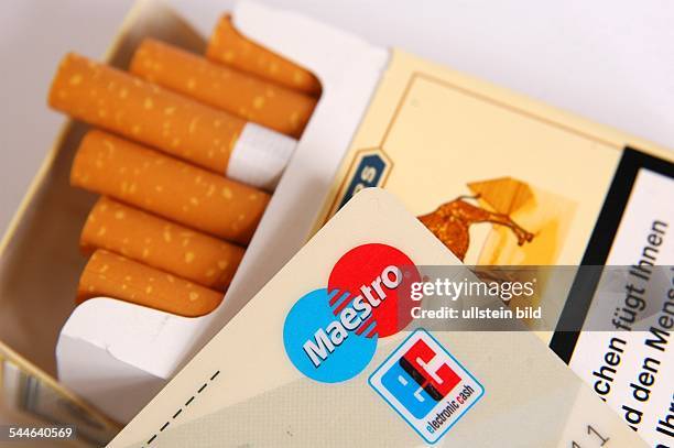 Zigaretten Zigarettenschachtel Camel Filters mit Warnhinweis und EC-Karte