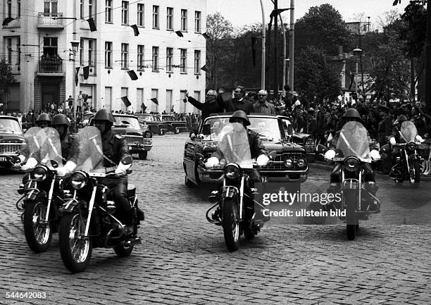 Politik: Staatsbesuch von Leonid Breschnew, Generalsekretaer der KPdSU und Staatspraesident der UdSSR - im offenen Wagen mit Erich Honecker,...