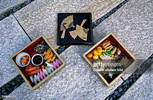 Japanisches Neujahrsgericht - Osechi, verschiedene Speisen, präsentiert in einer Schachtel .