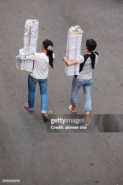 Vietnam - Ho-Chi-Minh-Stadt Saigon: women carrying pirat copies which they selling to tourists
