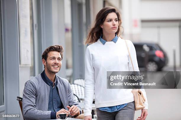 man dredging a girl in the street - versierd jak stockfoto's en -beelden