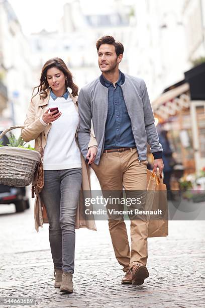 couple shopping in the street - mann frontal ganzkörper jacket stock-fotos und bilder