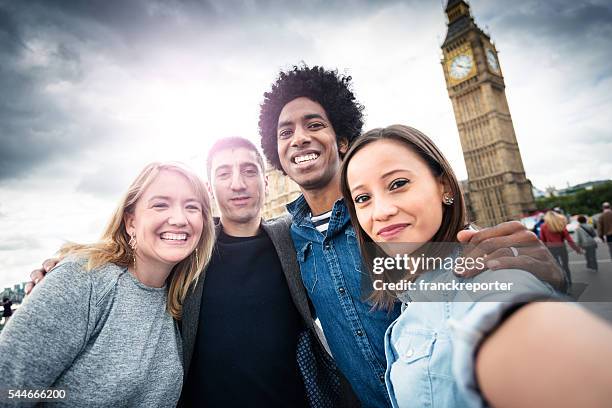 freunde nehmen sie ein selfie in london und big ben - big ben black and white stock-fotos und bilder