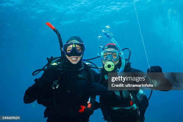scuba tauchen unterwasser-szene mit zwei taucher-blau - tauchgerät stock-fotos und bilder