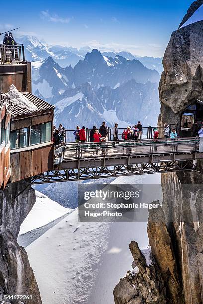 tourists on mont blanc - aiguille de midi fotografías e imágenes de stock