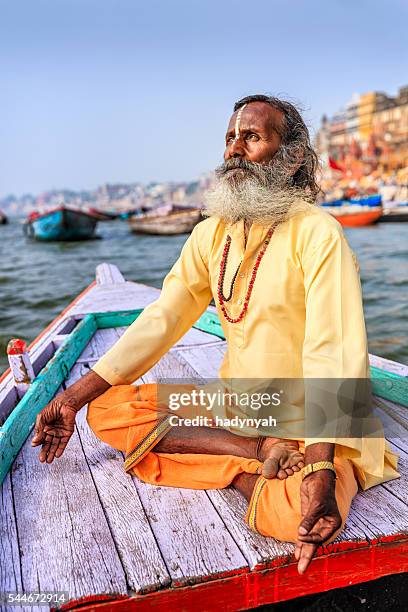 sadhu ist meditieren in einem boot auf den heiligen ganges, varanasi - brahmin stock-fotos und bilder