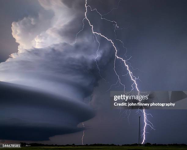 thunderstorm lightning bolt over nebraska - cacciatore di tempeste foto e immagini stock