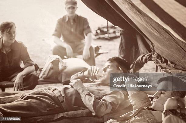 wwii military unit - taking in a little r&r - segunda guerra mundial imagens e fotografias de stock
