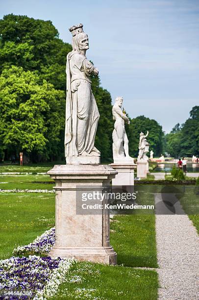 estatuas en el jardín del palacio de nymphenburg - palacio de nymphenburg fotografías e imágenes de stock