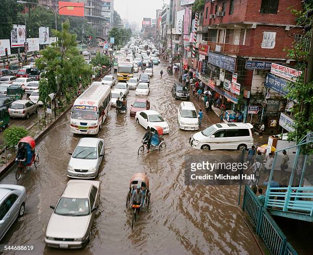 flooding in dhaka - bangladesh stock-fotos und bilder