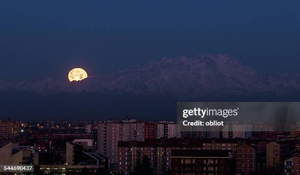 tramonto della luna dietro al monte rosa - dietro stock pictures, royalty-free photos & images