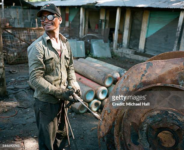 man with welding torch - bangladesh photos et images de collection