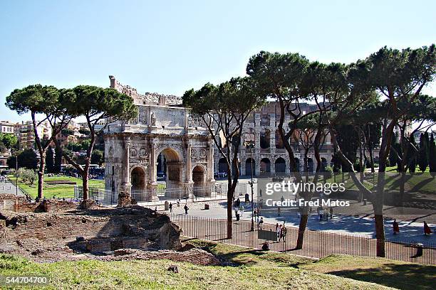 arch of titus, rome - itália fotografías e imágenes de stock